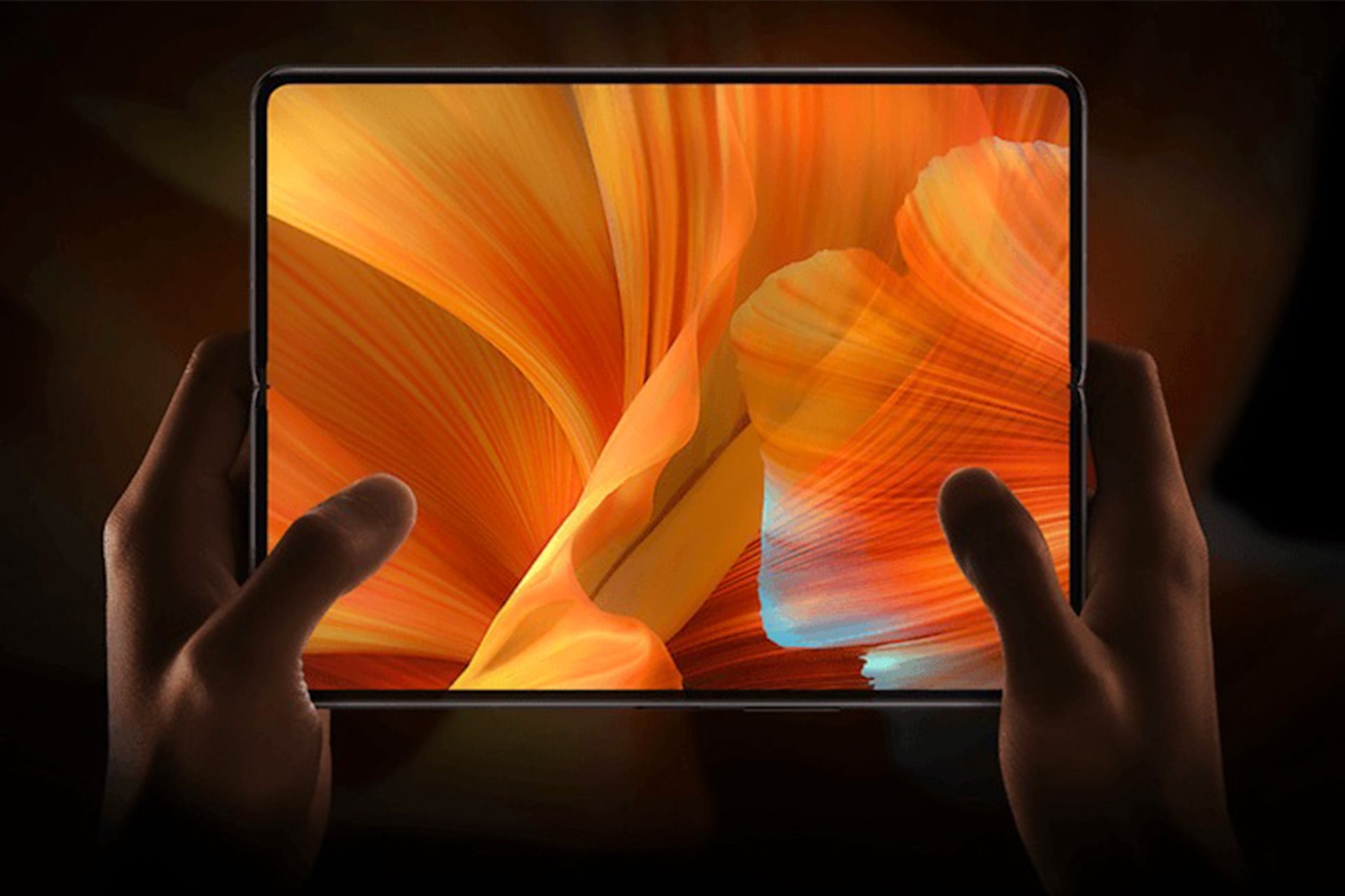 نمایشگر داخلی گوشی تاشدنی شیائومی در دست 