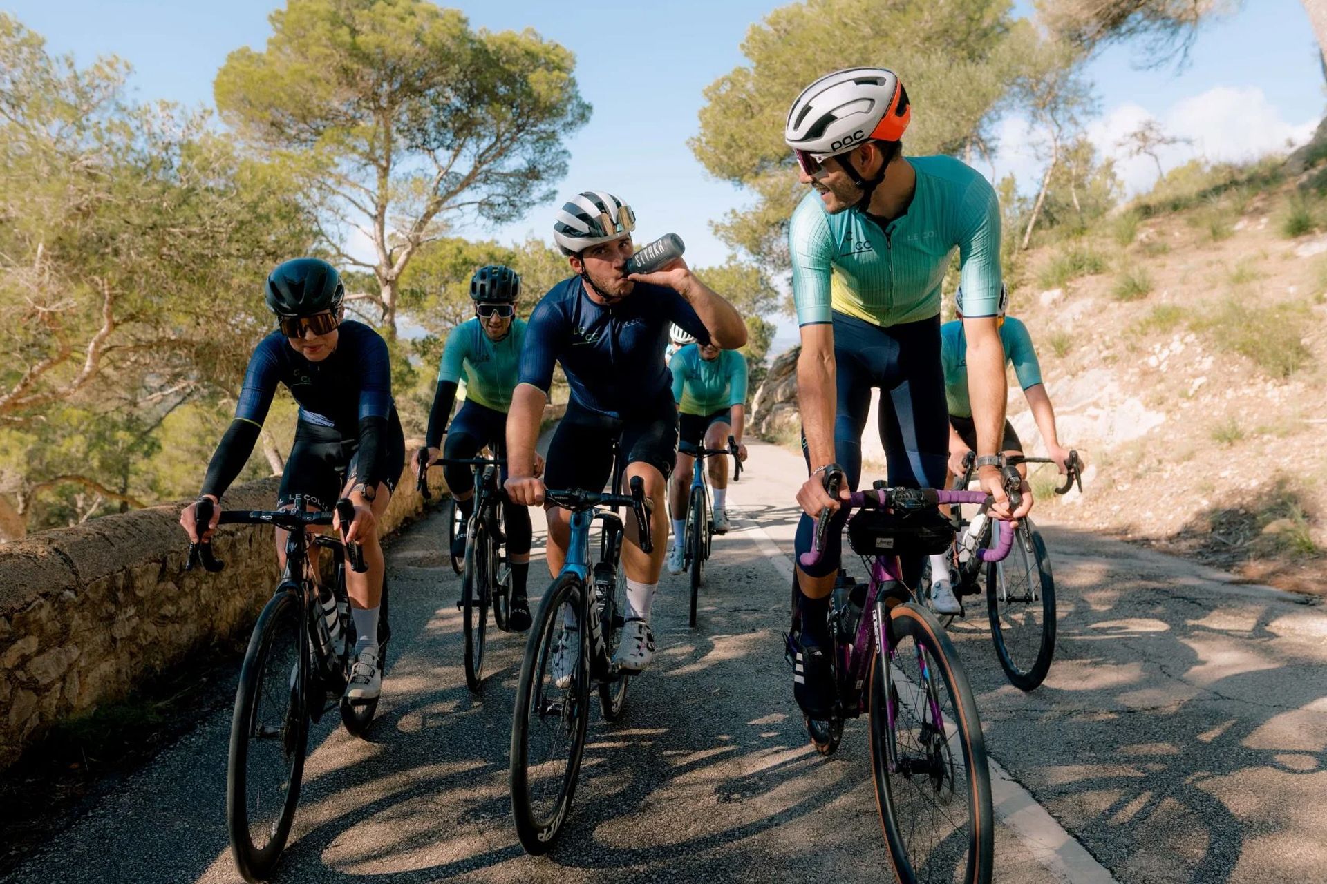 چند مرد در حال دوچرخه‌سواری