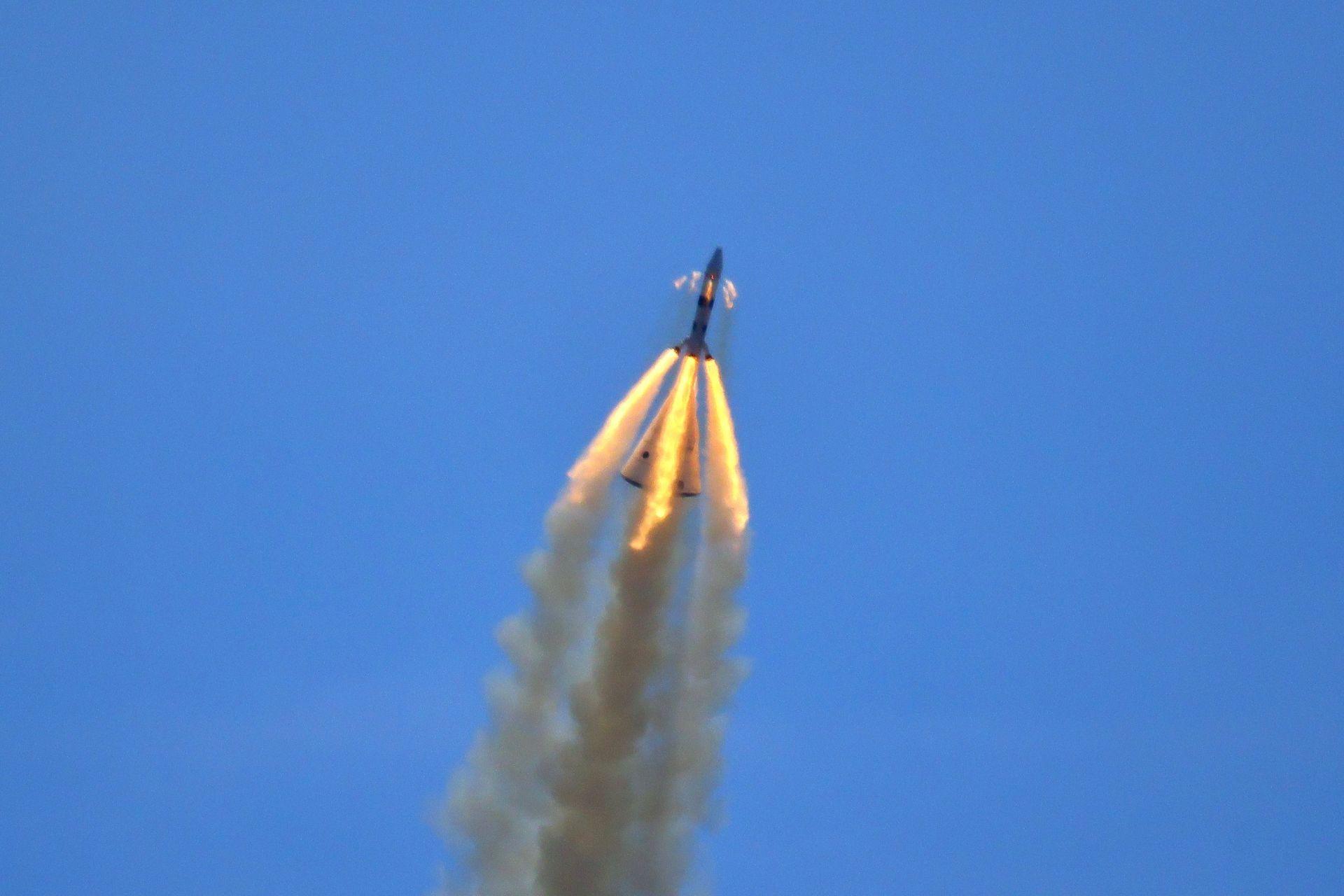 کپسول منگژو در حال پرواز تحت قدرت سیستم فرار پرتاب.