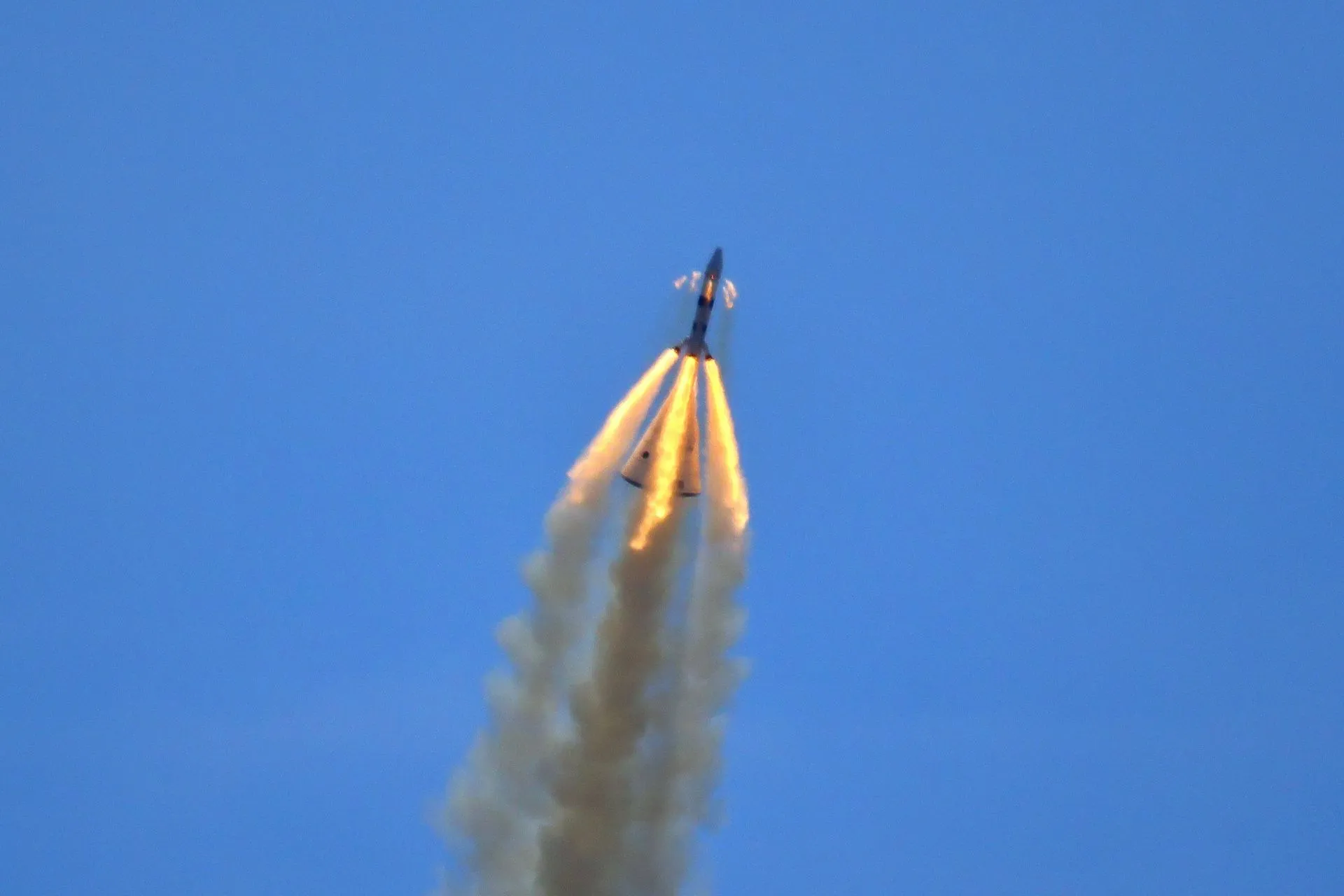 کپسول منگژو در حال پرواز تحت قدرت سیستم فرار پرتاب.