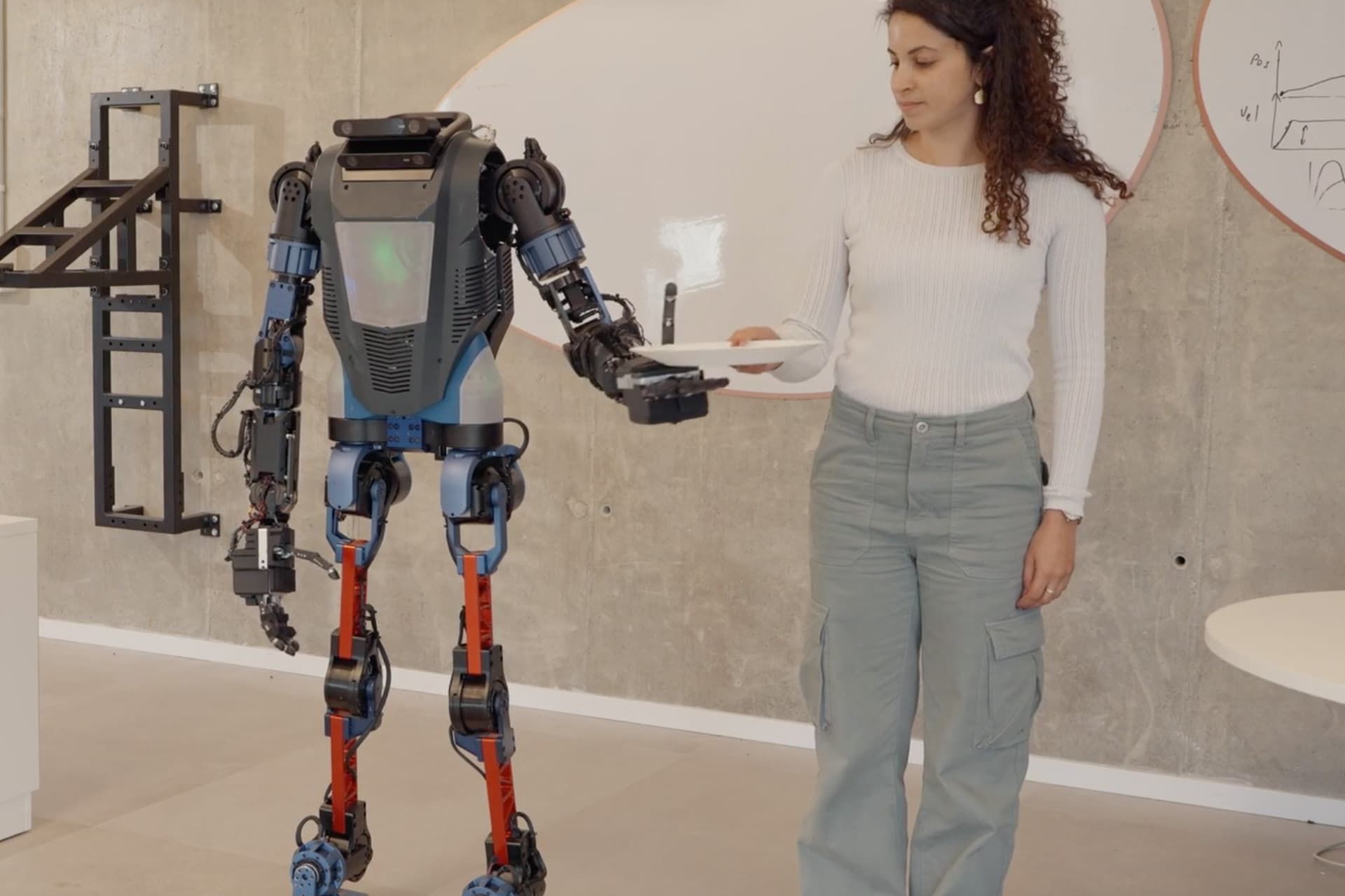 نمایی از ربات Menteebot در کنار یک زن در حال انجام تست عملکرد انسانی