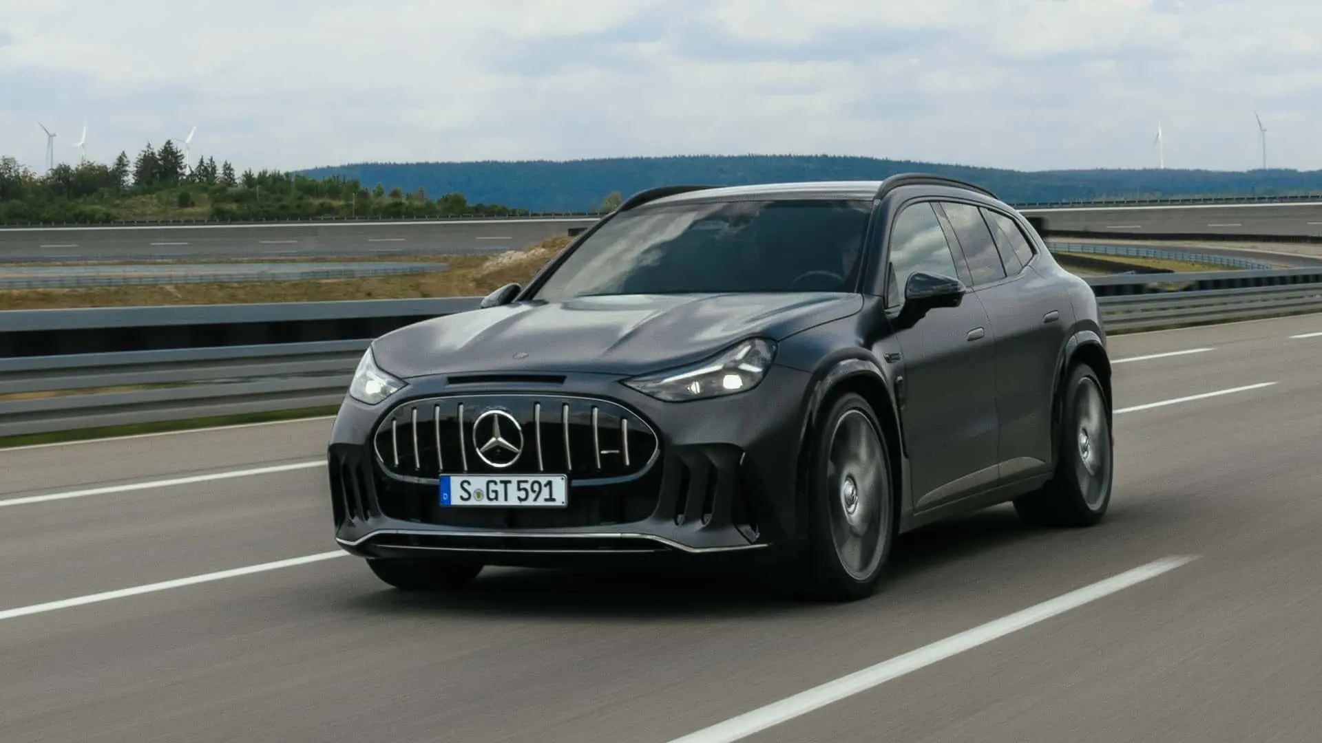 خودرو مرسدس بنز AMG (Mercedes-AMG) در حال حرکت در بزرگراه