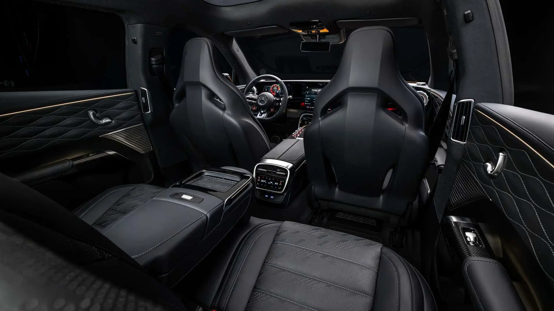 کابین داخلی خودروی لوکس مرسدس (Mercedes-AMG) با صندلی‌های اسپرت مشکی