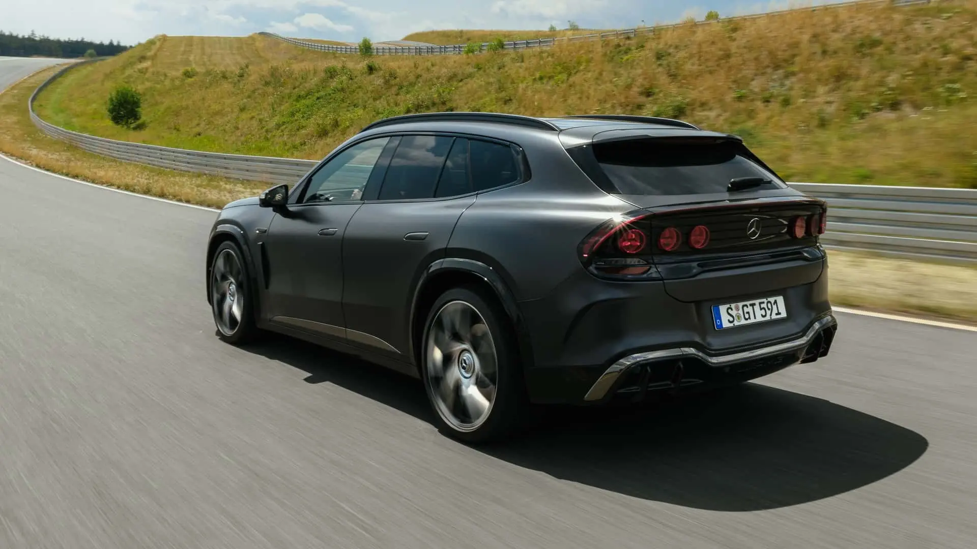 خودروی مرسدس بنز AMG (Mercedes-AMG) در حال حرکت در پیست مسابقه