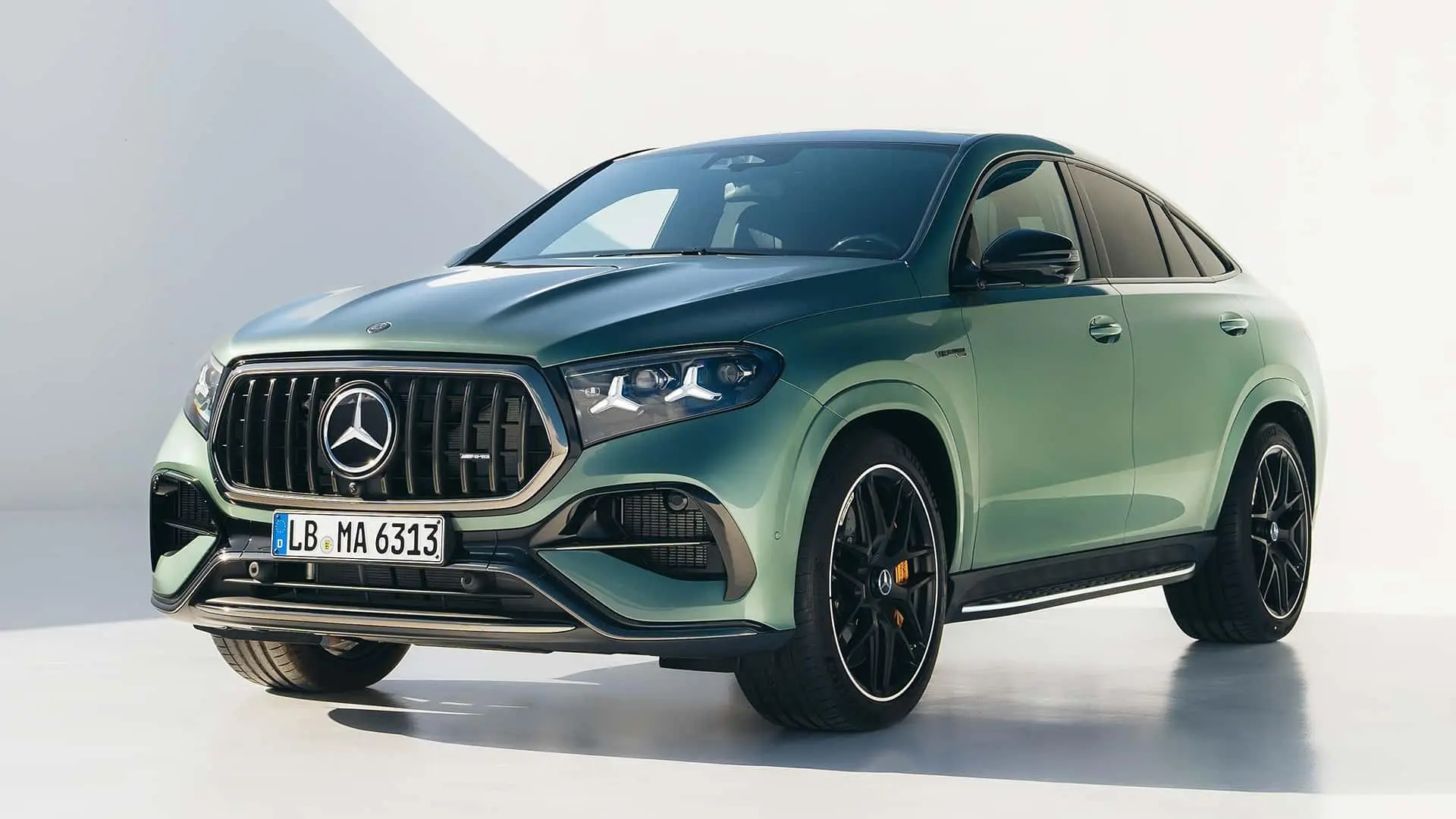 نمای سه‌چهارم جلو خودرو مرسدس GLE 63S 2027