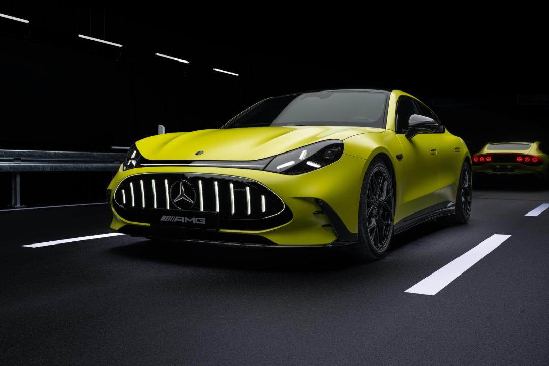 نمای سه‌چهارم جلو خودرو مرسدس AMG GT چهاردر کوپه