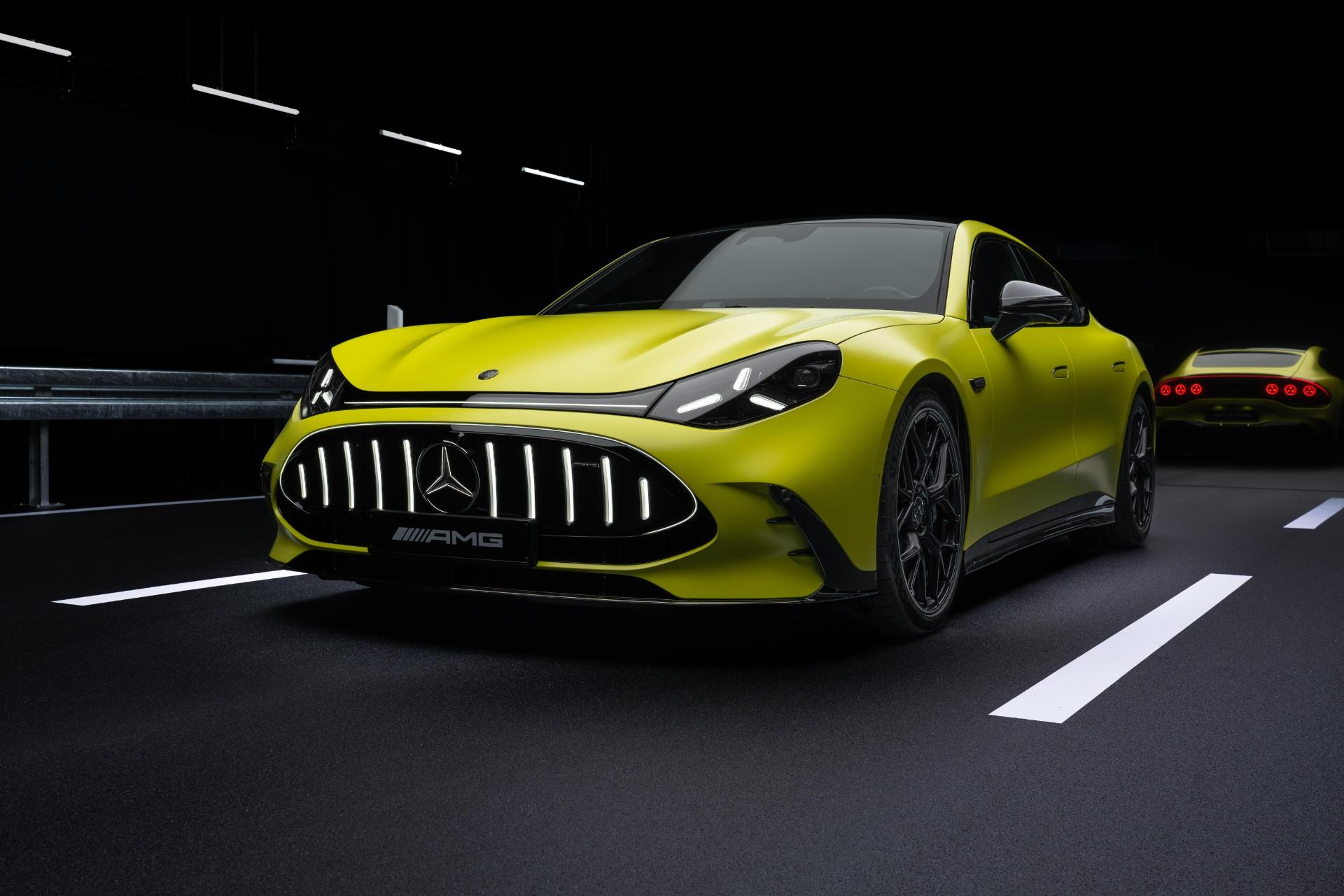 نمای سه‌چهارم جلو خودرو مرسدس AMG GT چهاردر کوپه