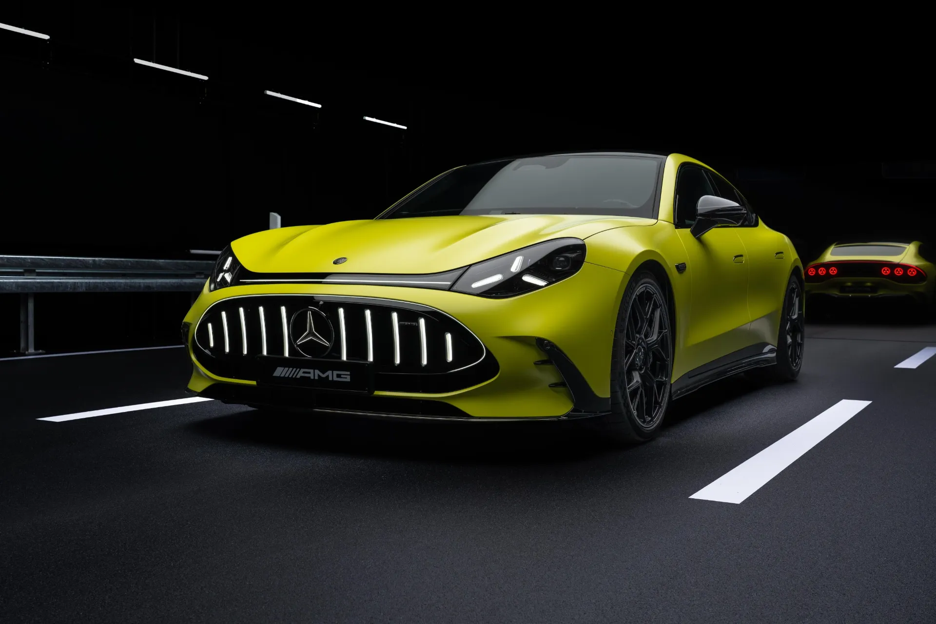 نمای سه‌چهارم جلو خودرو مرسدس AMG GT چهاردر کوپه