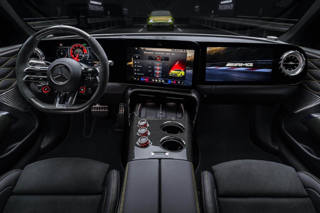 نمای داخل کابین خودرو مرسدس AMG GT چهاردر کوپه