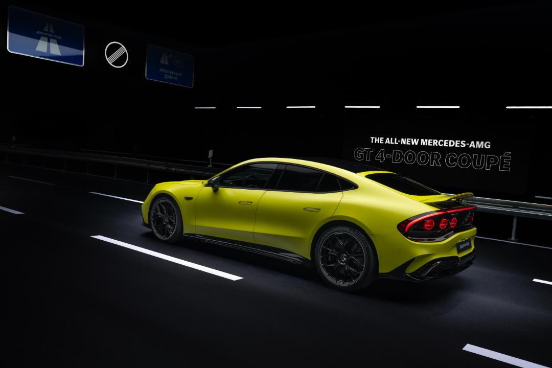نمای سه‌چهارم عقب خودرو مرسدس AMG GT چهاردر کوپه