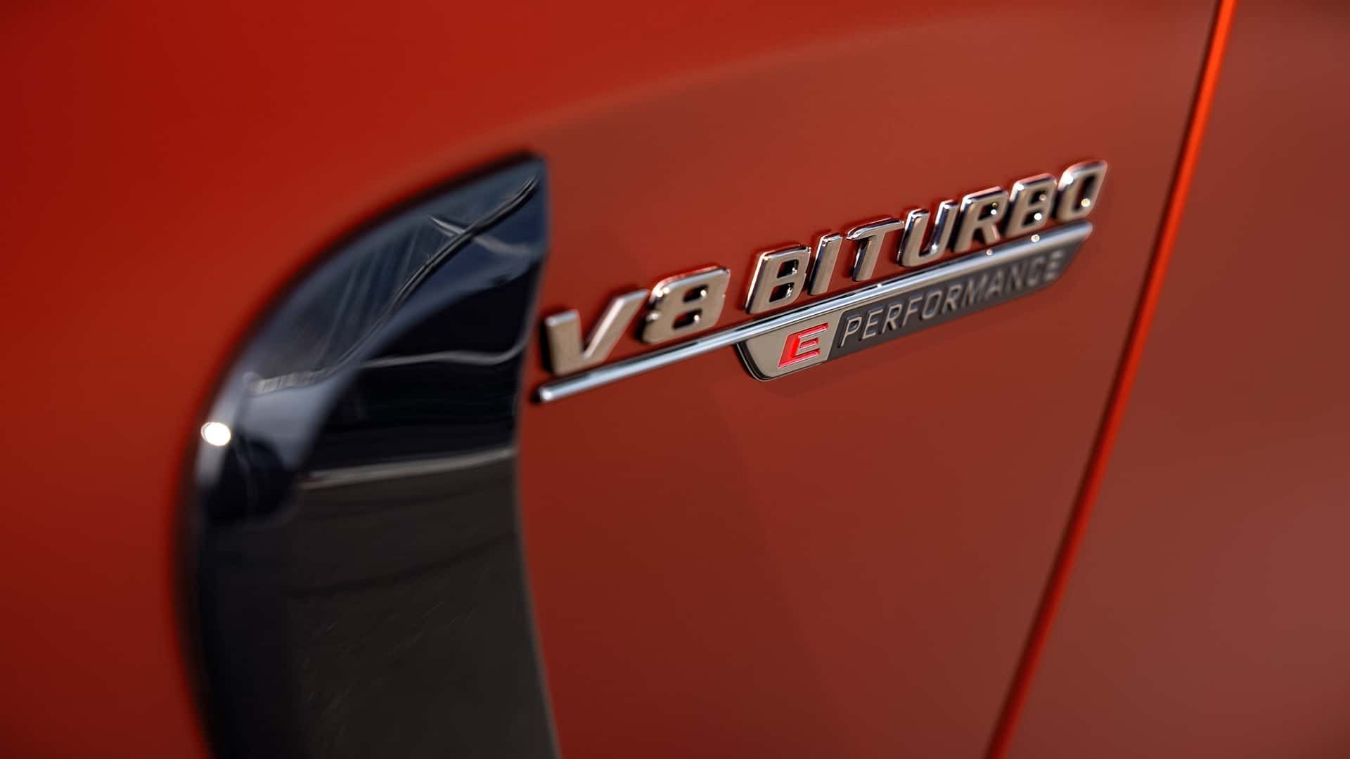 نشان موتور V8 توربوی دوقلو روی بدنه‌ی GT 63 S E Performance
