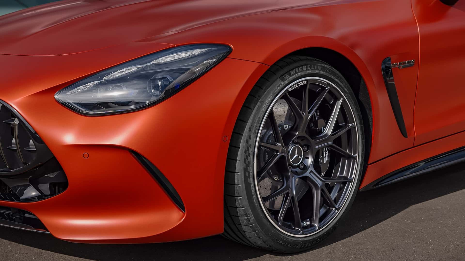 نمایی از چرخ و جلوی GT 63 S E Performance