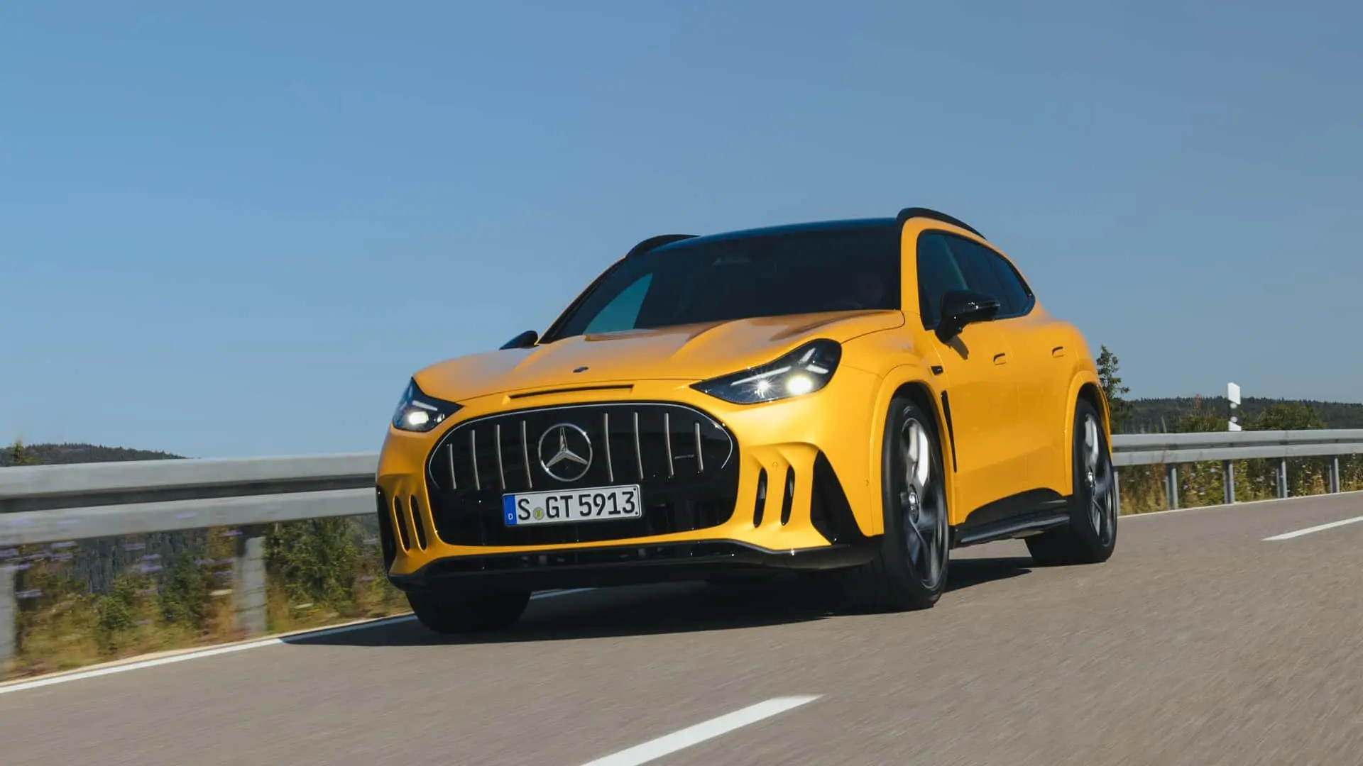 خودرو زرد رنگ مرسدس AMG (Mercedes-AMG) در حال حرکت در جاده