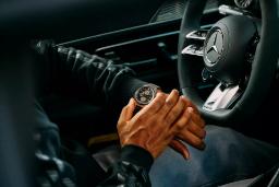 نمای پشت ساعت مرسدس AMG روی دست یک مرد داخل خودرو