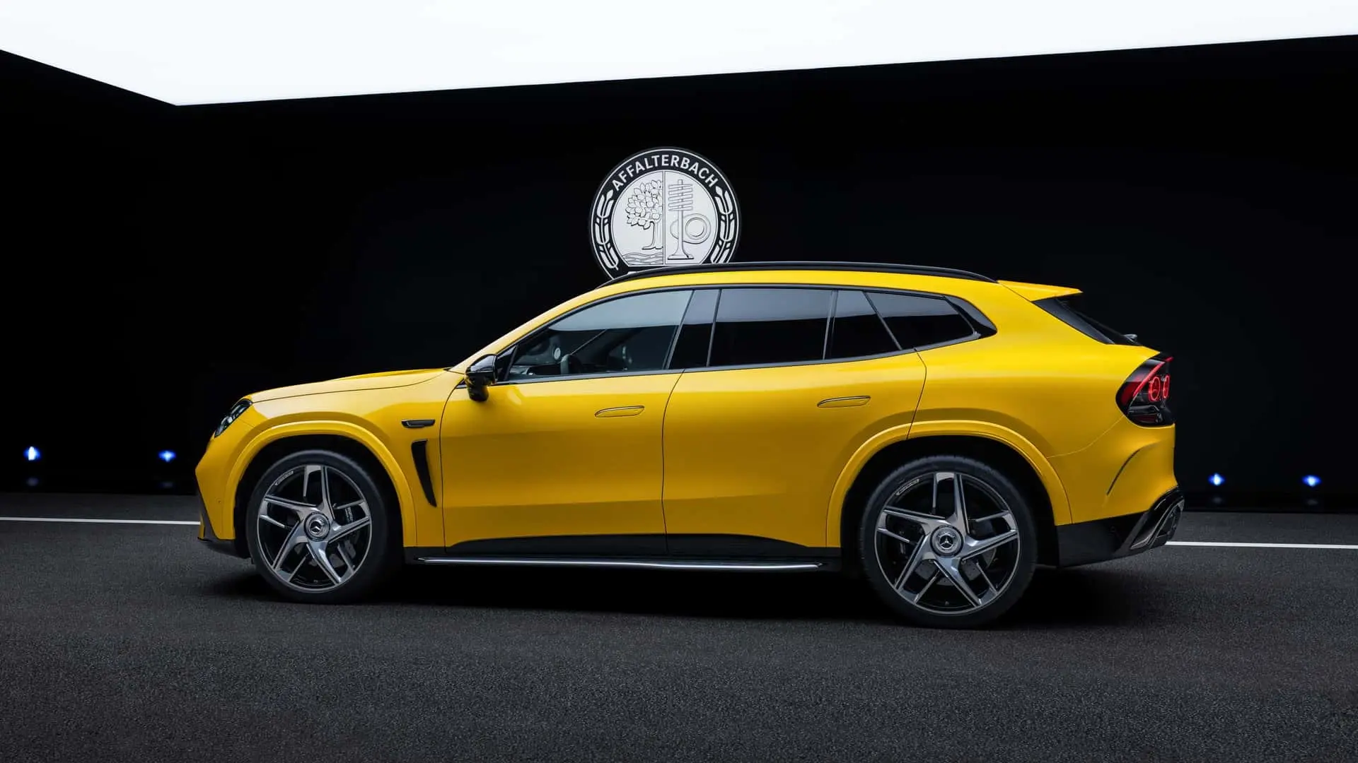 خودرو زرد رنگ مرسدس AMG (Mercedes-AMG) در نمای جانبی
