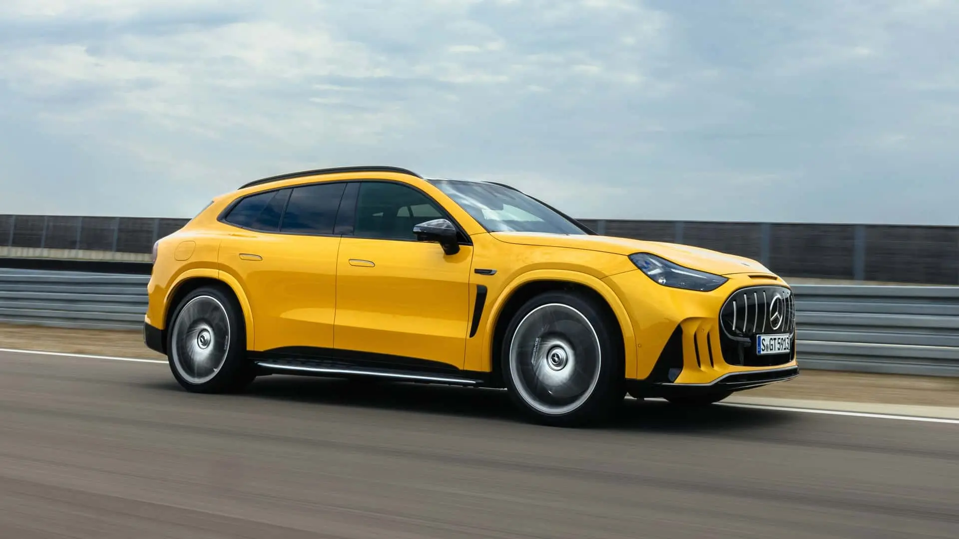 خودرو زرد رنگ مرسدس بنز (Mercedes-Benz) AMG در حال حرکت در پیست