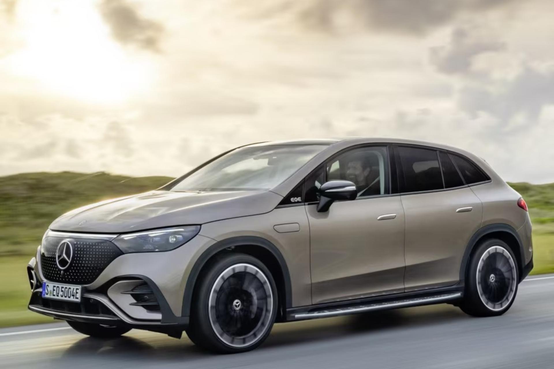 نمای سه‌چهارم جلو خودرو مرسدس بنز EQE SUV