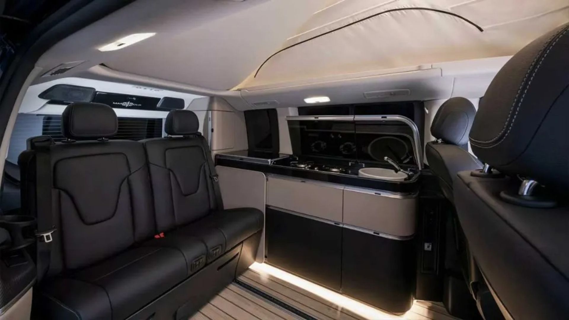 صندلی‌های عقب و محیط آشپزخانه‌ی مدل ۲۰۲۷ مرسدس بنز مارکوپولو