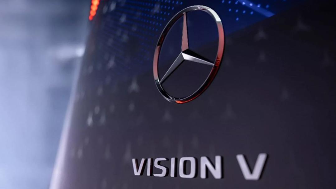 لوگو مرسدس بنز و Vision V روی بدنه خودرو از نمای نزدیک