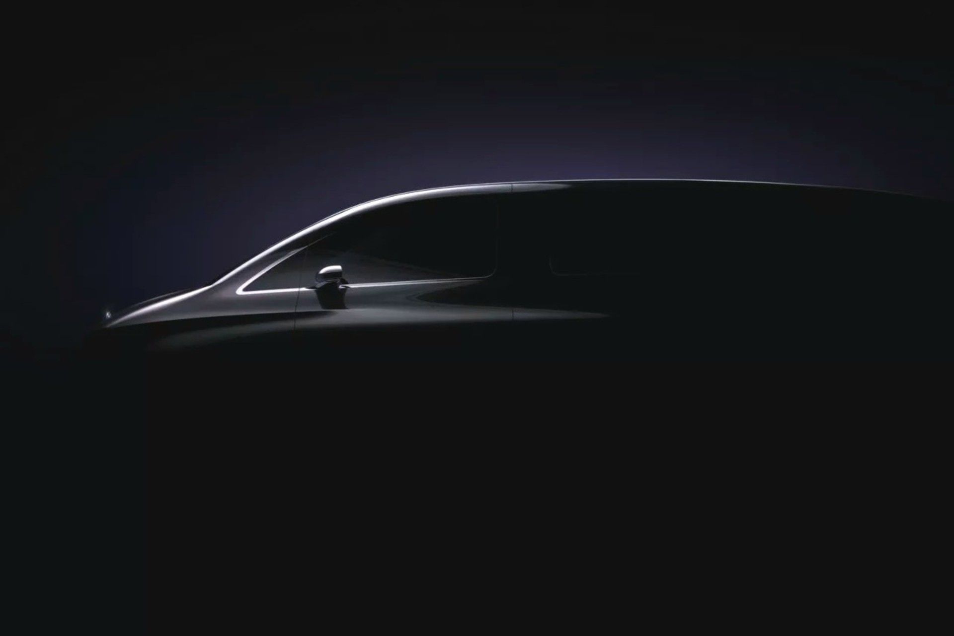 نمای جانبی یک خودرو ون در تاریکی