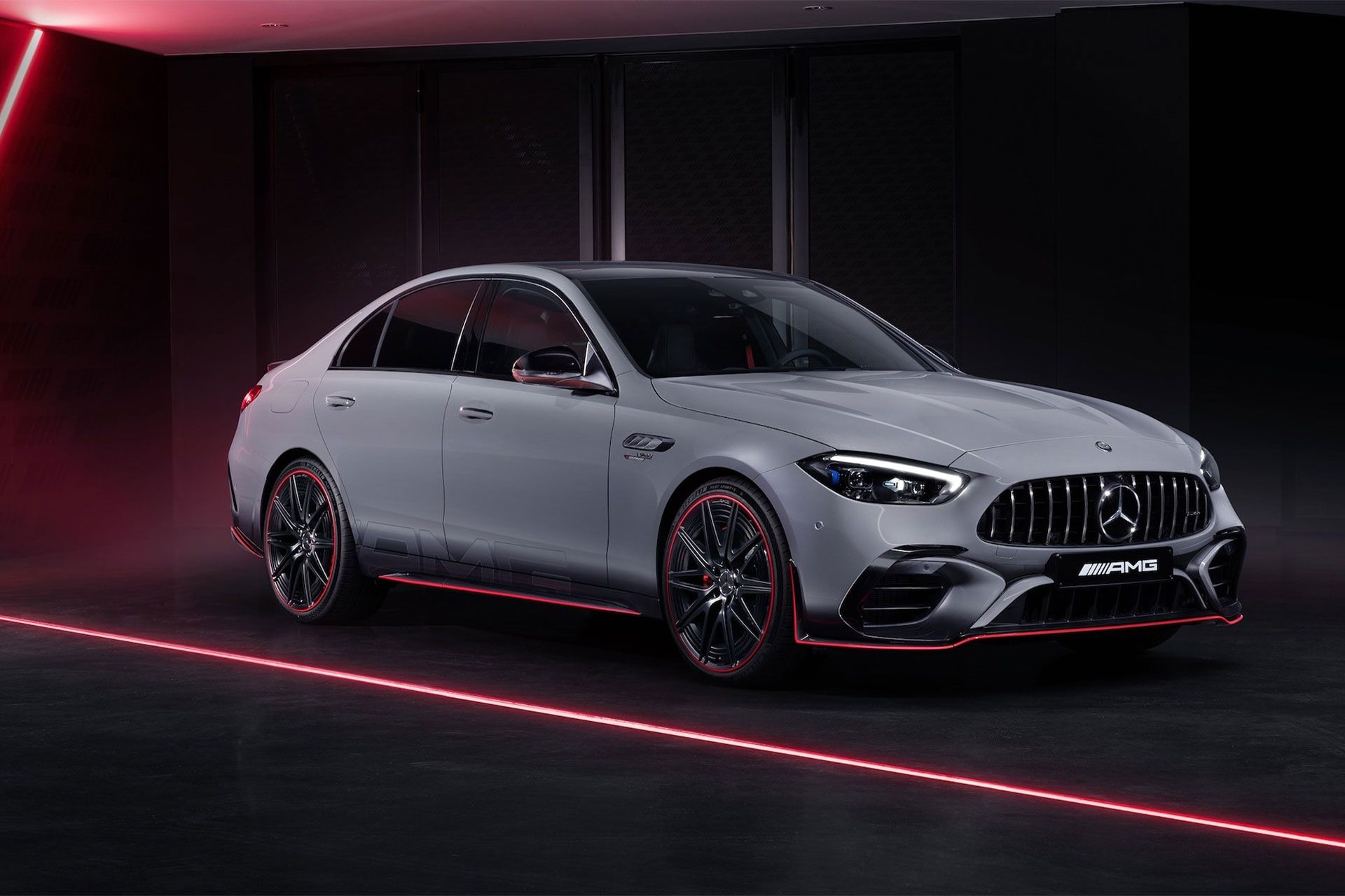 نمای سه‌چهارم جلو خودرو مرسدس AMG C63