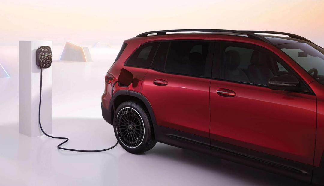 خودروی برقی مرسدس بنز (Mercedes-Benz) EQA در حال شارژ شدن با ایستگاه شارژ