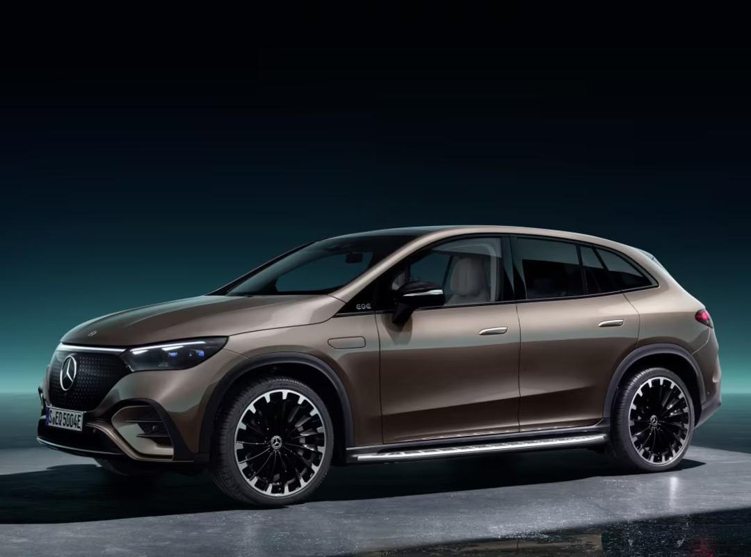 نمای سه‌چهارم جلو خودرو مرسدس بنز EQE SUV