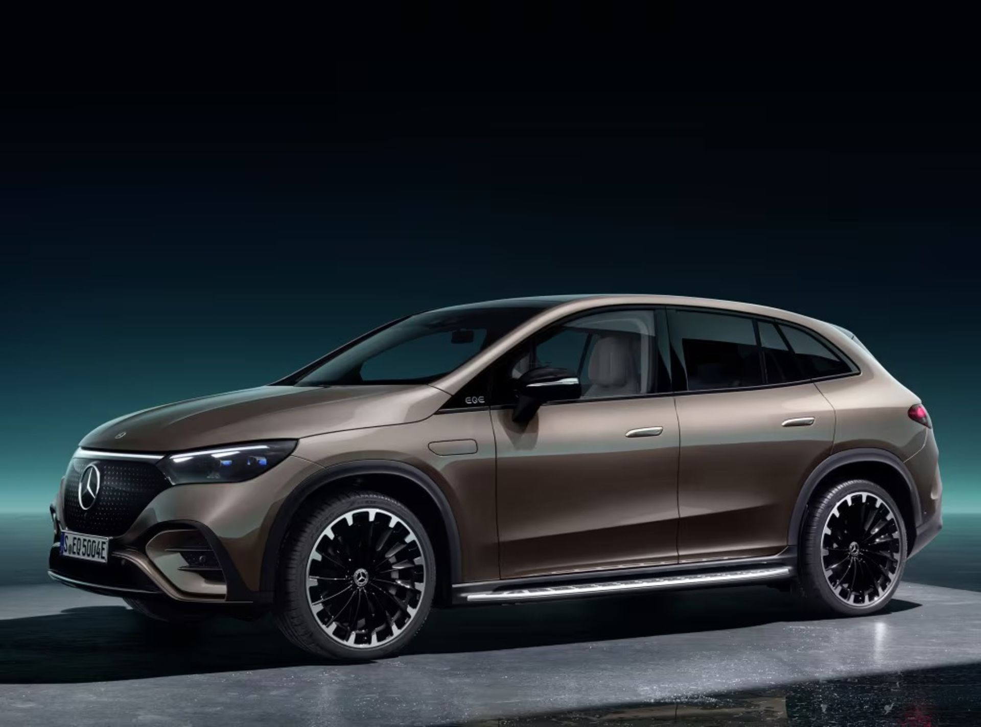 نمای سه‌چهارم جلو خودرو مرسدس بنز EQE SUV