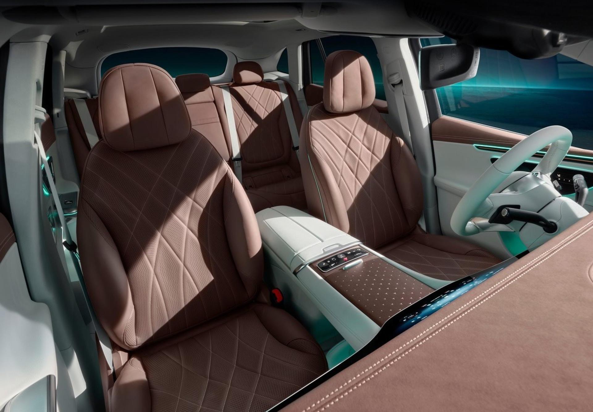 نمای داخل کابین خودرو مرسدس بنز EQE SUV