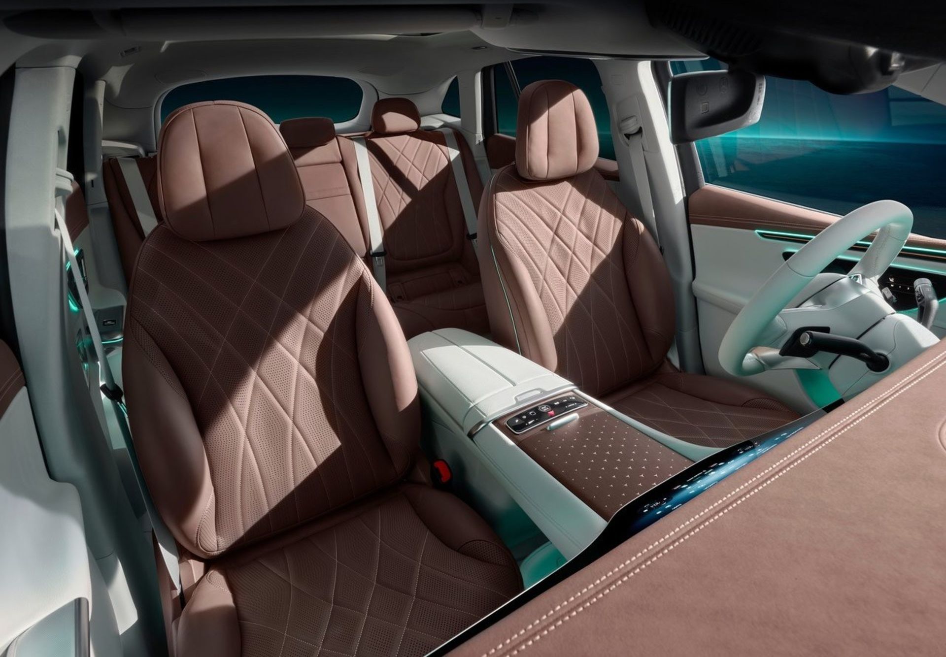 نمای داخل کابین خودرو مرسدس بنز EQE SUV