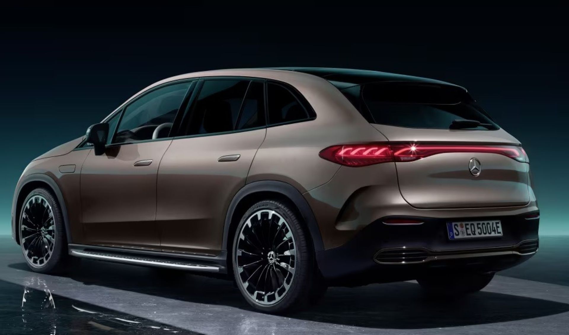 نمای سه‌چهارم عقب خودرو مرسدس بنز EQE SUV