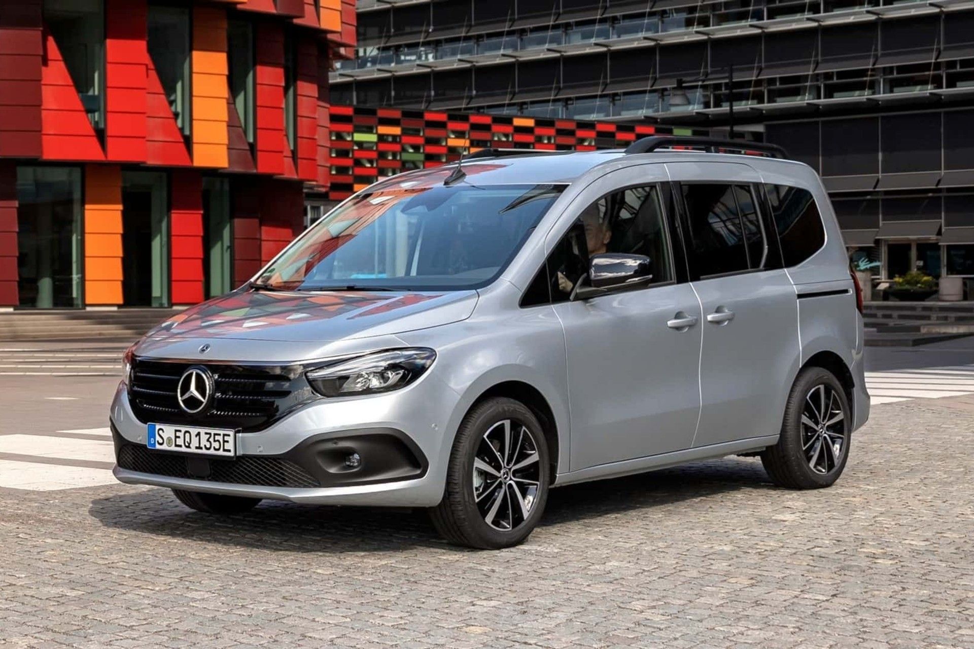 نمای سه‌چهارم جلو ون مرسدس بنز EQT