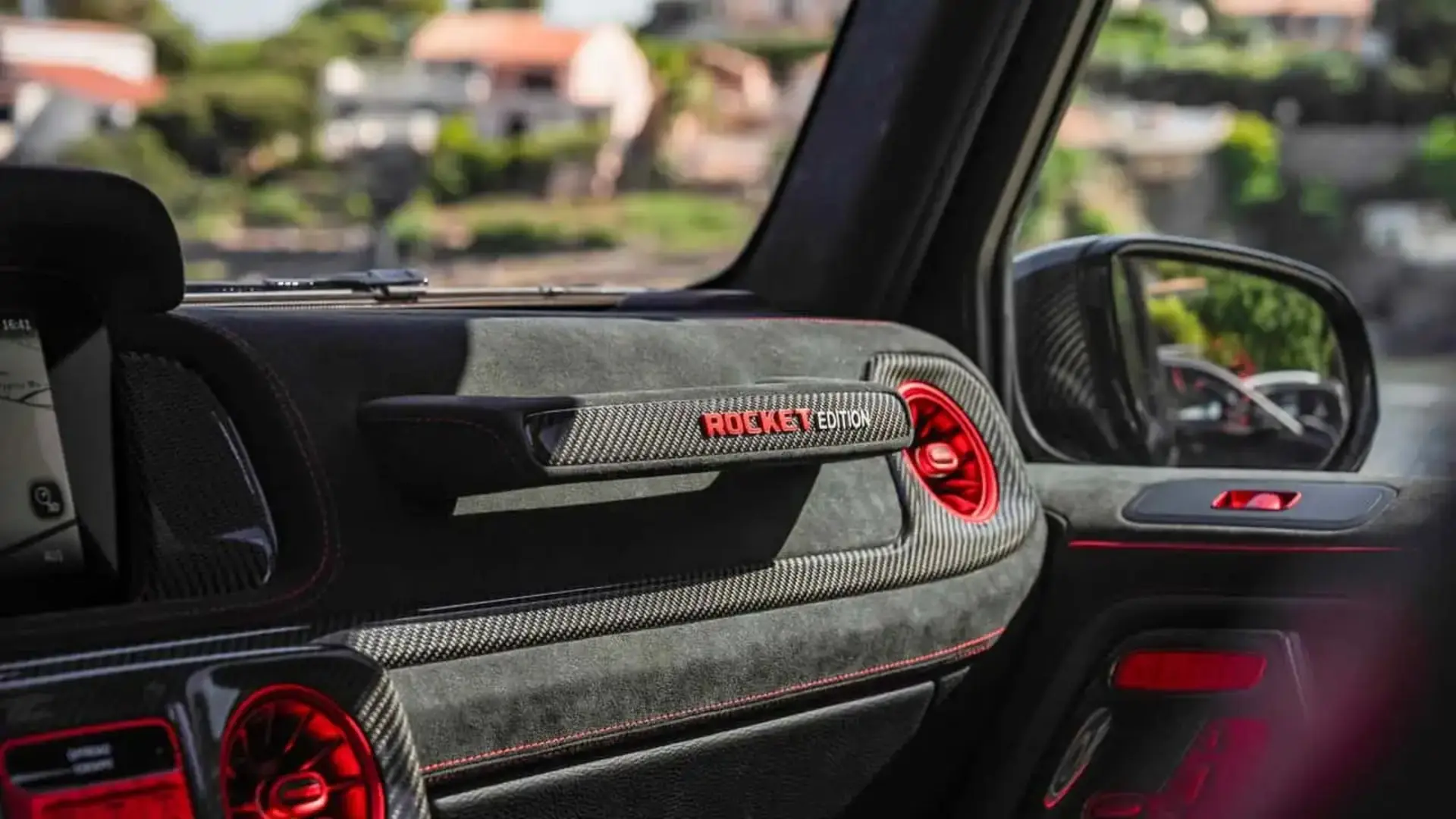 پنل در و داشبورد مرسدس جی‌کلاس (Mercedes-Benz G-Class) با تزئینات کربن