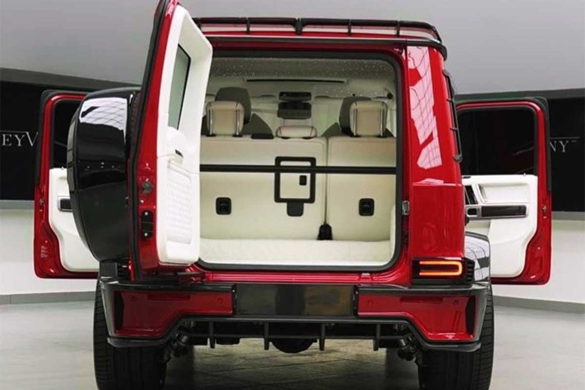 نمای عقب خودرو مرسدس G63 کیوانی