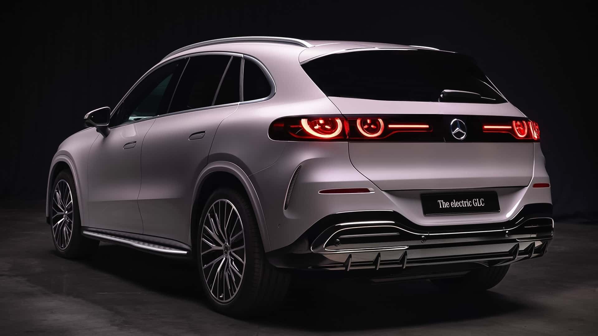 نمای سه‌چهارم عقب خودرو مرسدس بنز GLC
