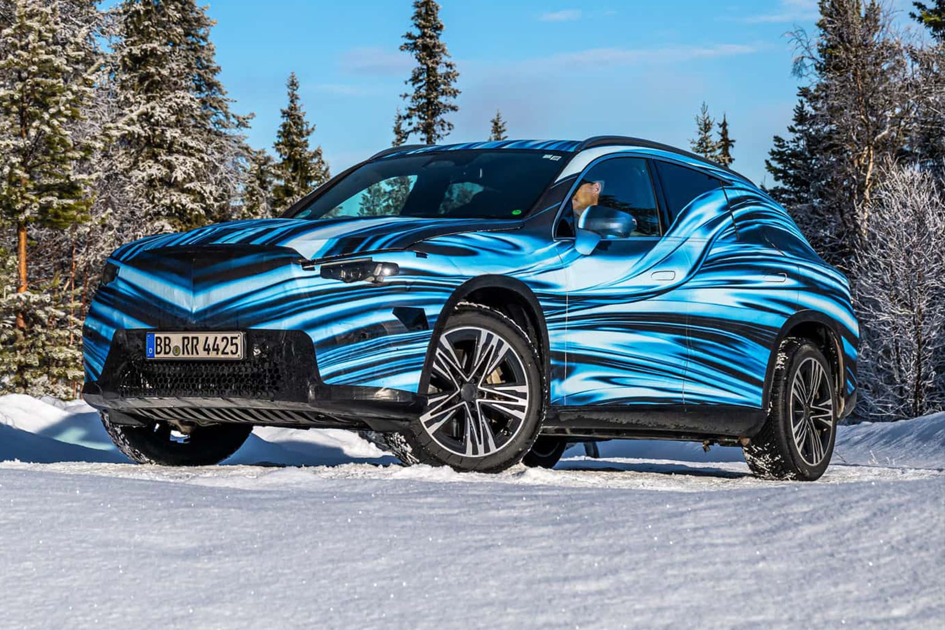 نمای سه چهارم جلو GLC EQ با پوشش استتاری