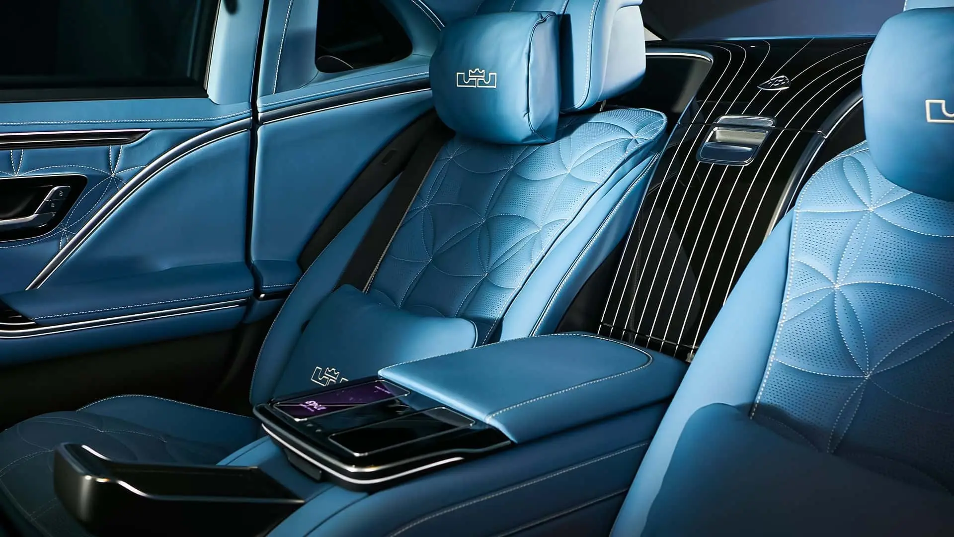 صندلی‌های چرمی آبی رنگ کابین خودروی لوکس مرسدس میباخ (Mercedes-Maybach)