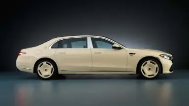 خودرو مرسدس میباخ (Mercedes-Maybach) با رنگ کرم در نمای جانبی