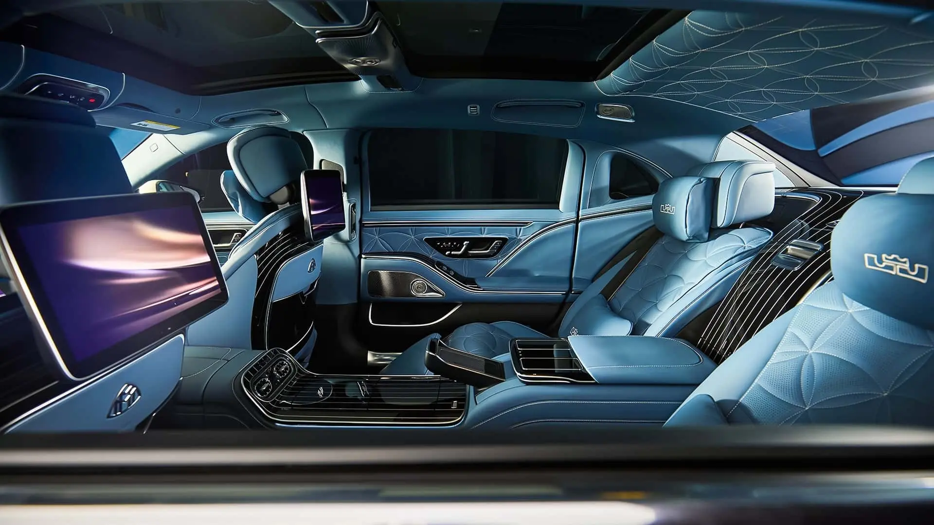 کابین لوکس خودروی مرسدس میباخ (Mercedes-Maybach) با صندلی‌های آبی و مانیتورهای عقب