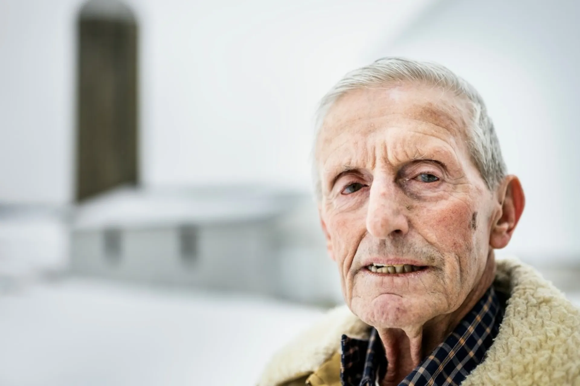 چهره‌ی یک پیرمرد در محیط برفی