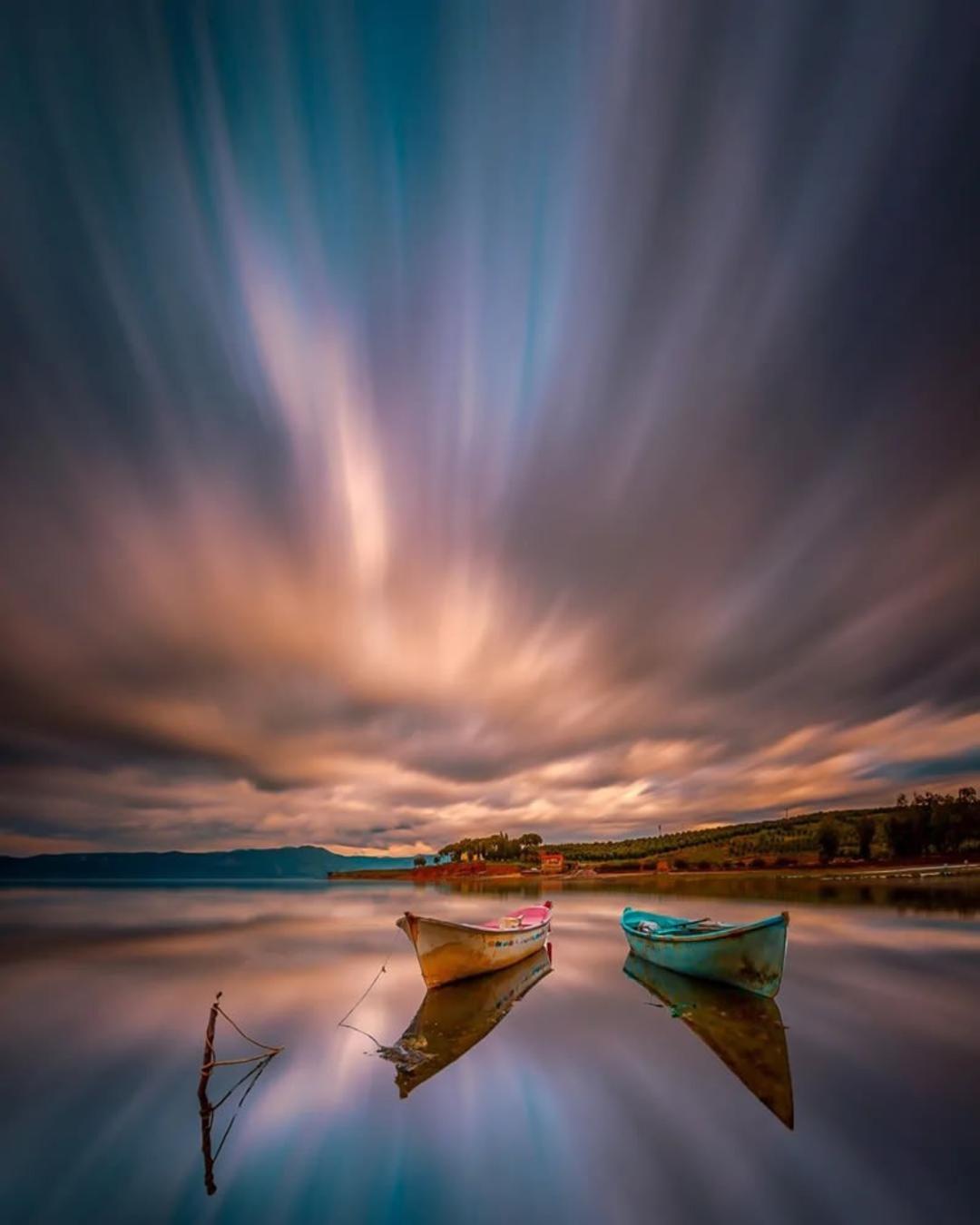 دریا و قایق با تکنیک نوردهی طولانی (Long-Exposure)