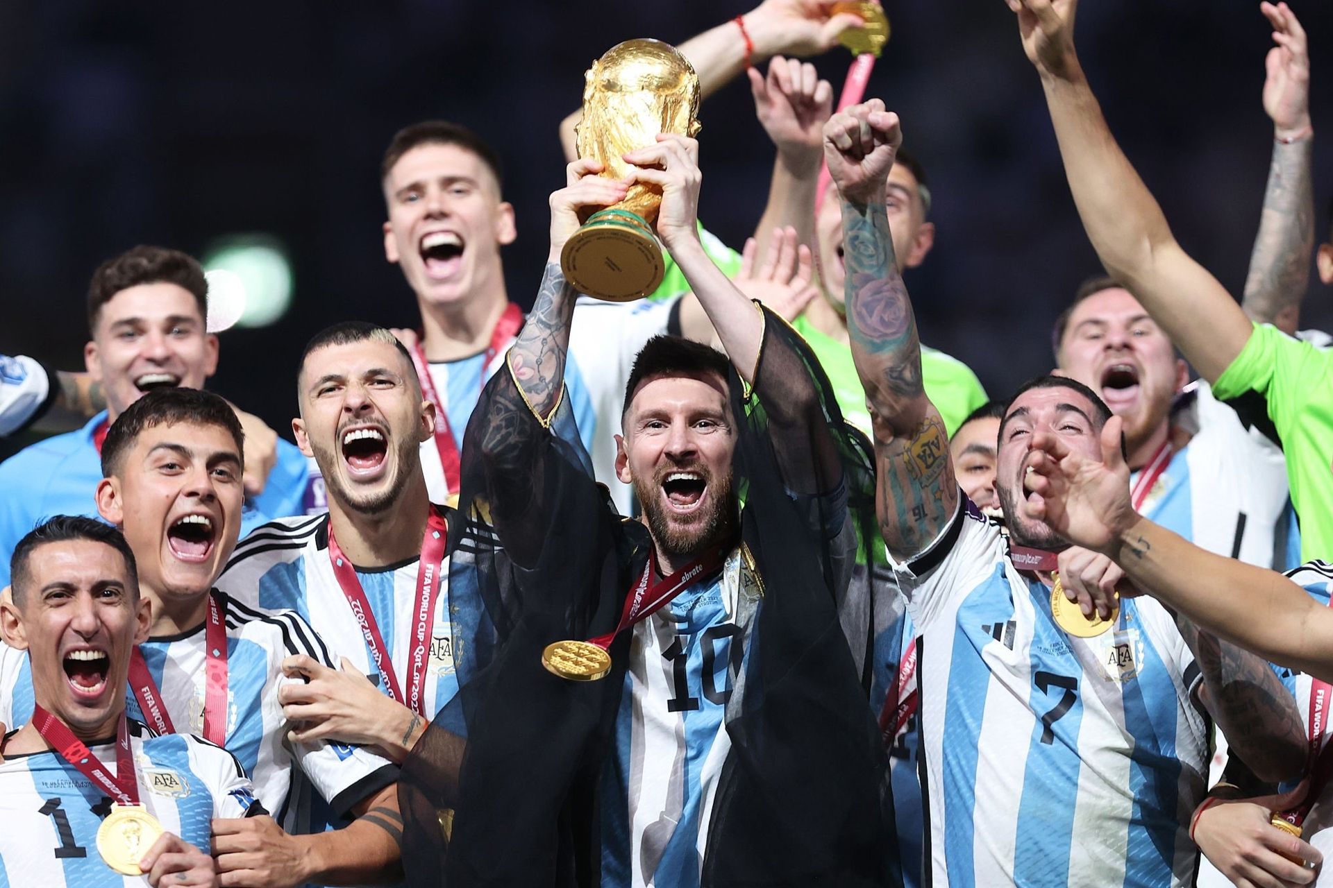 لحظه بالا بردن جام جهانی قطر ۲۰۲۲ توسط لیونل مسی