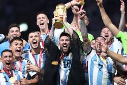 لحظه بالا بردن جام جهانی قطر ۲۰۲۲ توسط لیونل مسی