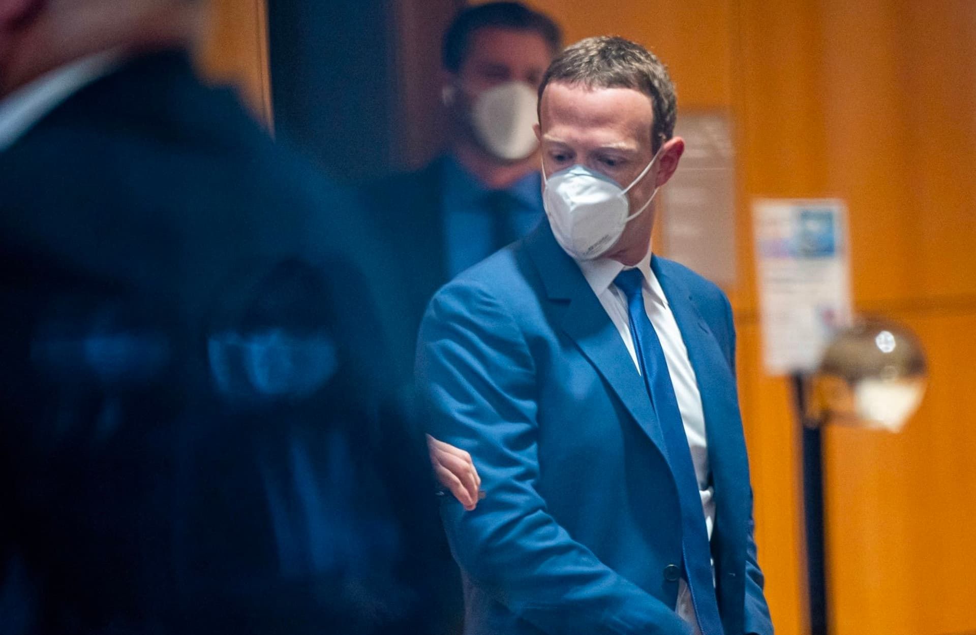 مارک زاکربرگ / Mark Zuckerberg با کت شلوار آبی و ماسک