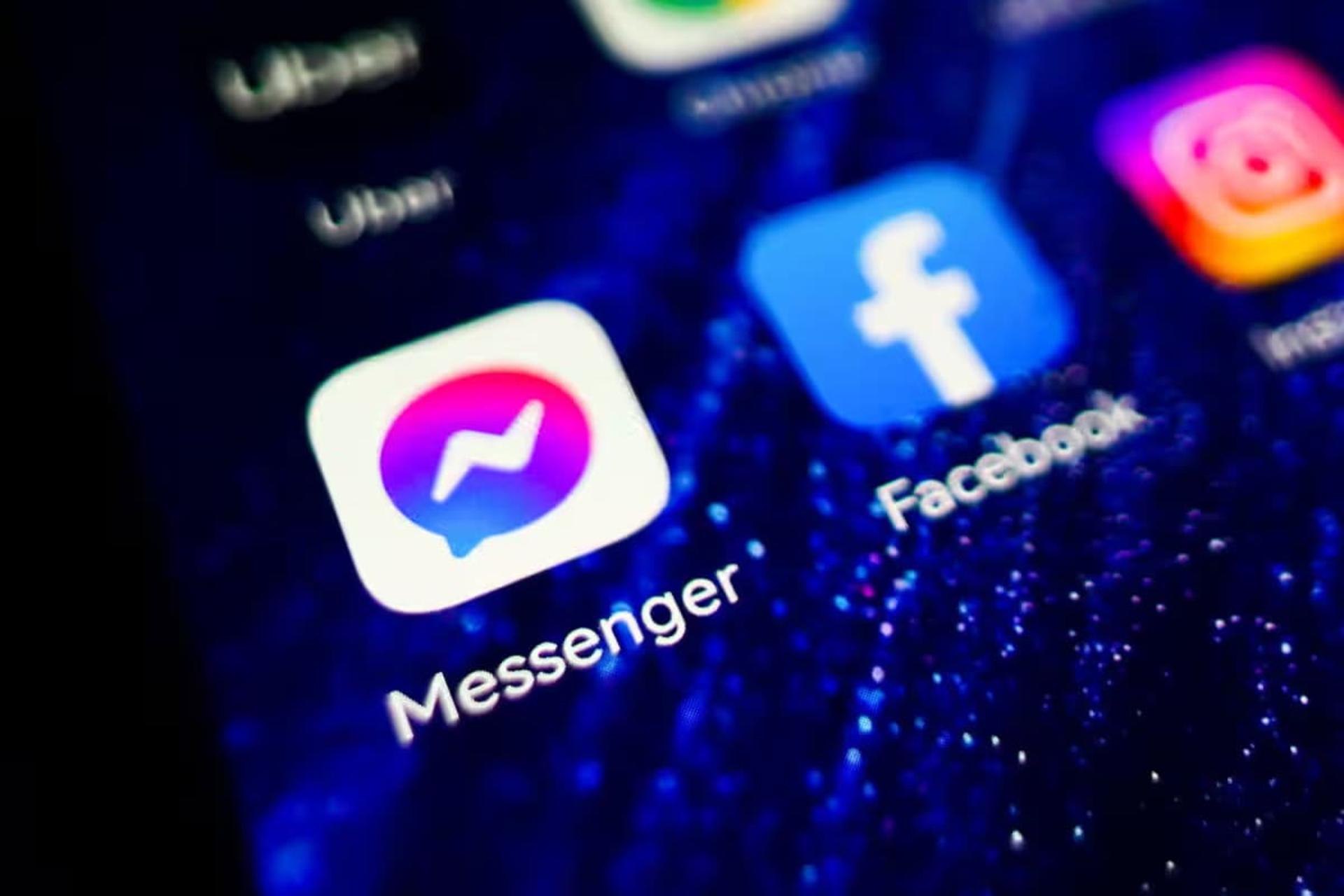 لوگوی برنامه‌ی پیامرسان مسنجر متا در کنار فیسبوک بر روی صفحه‌ی یک گوشی