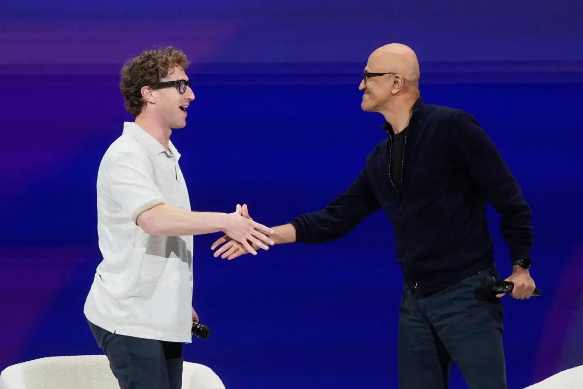 مارک زاکربرگ درحال دست دادن با سوندار پیچای