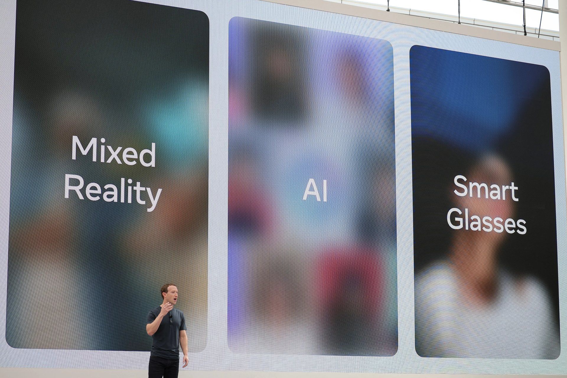 زاکربرگ در رویداد متا درحال معرفی Ray-Ban Display