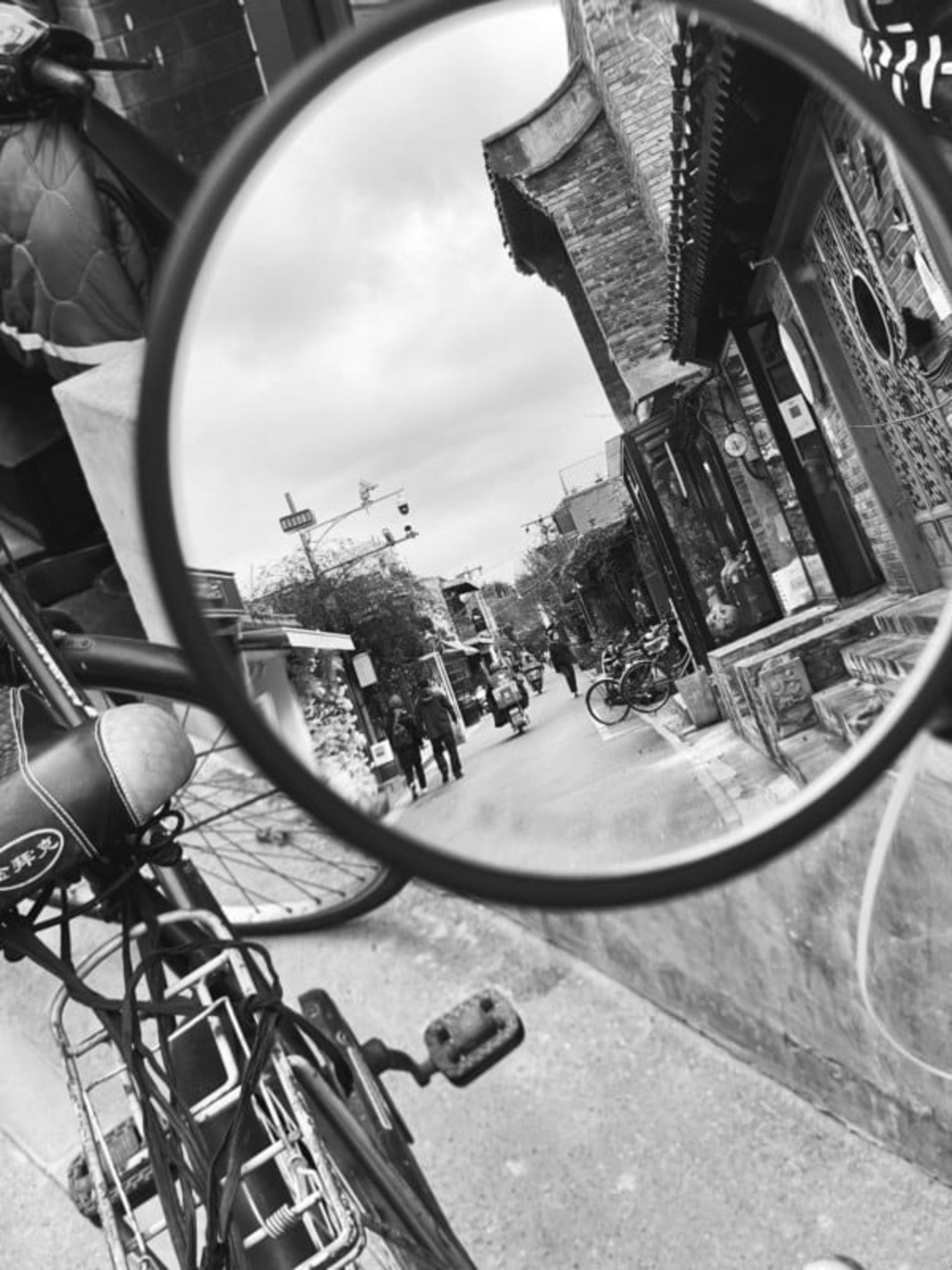 پکن از آینه دوچرخه دیده 