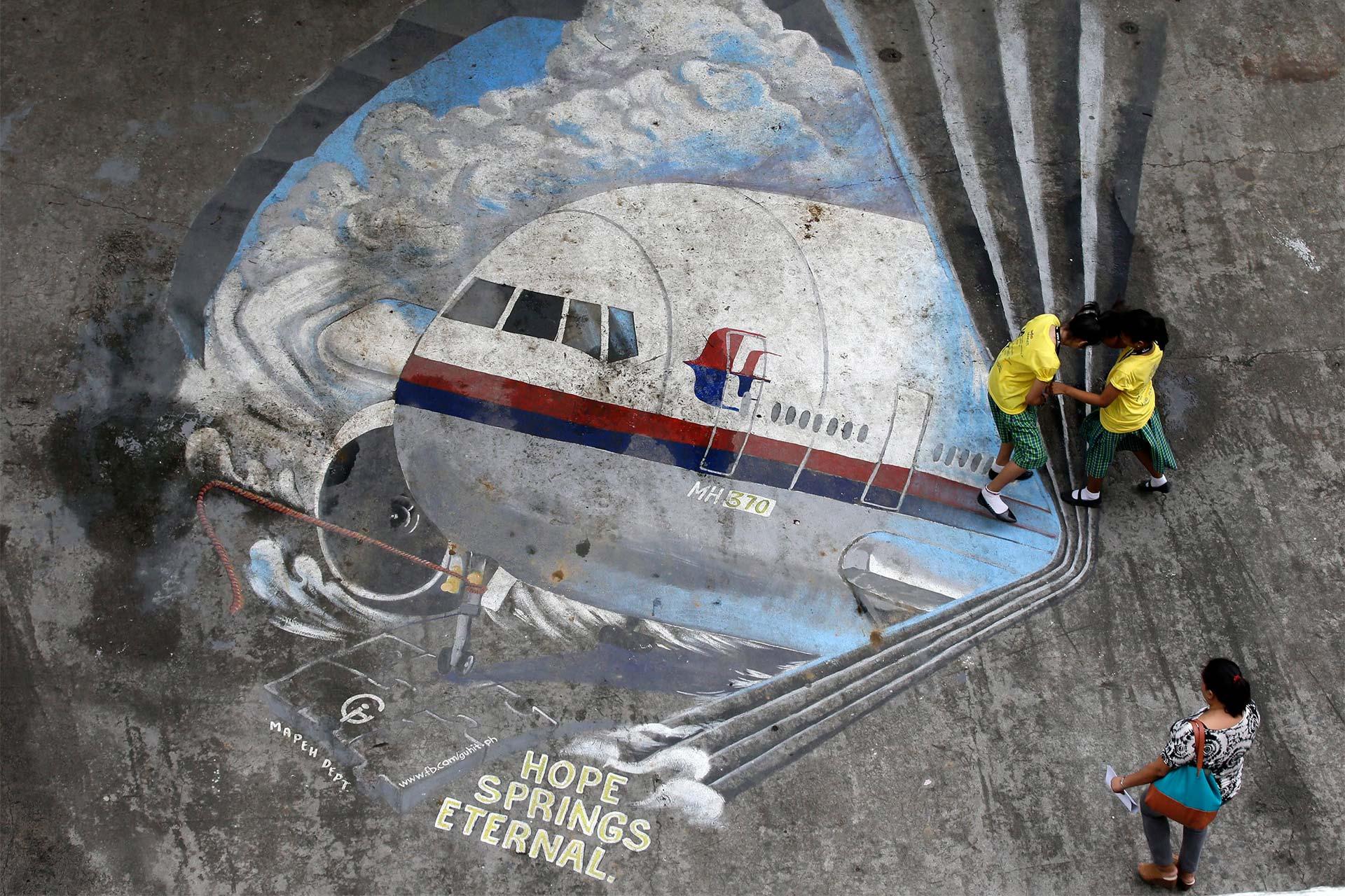 نقاشی هواپیمای شماره ۳۷۰ مالزی روی زمین مدرسه‌ای در مالزی