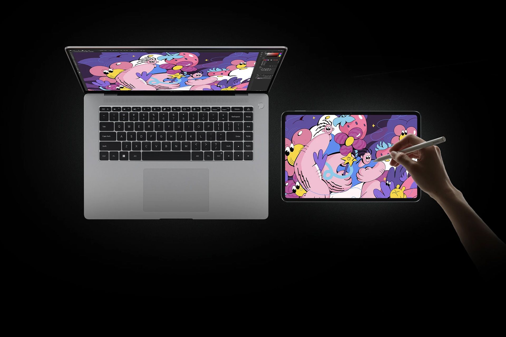 می پد ۶ در کنار لپ تاپی که نمایشگر هر دو یکسان است